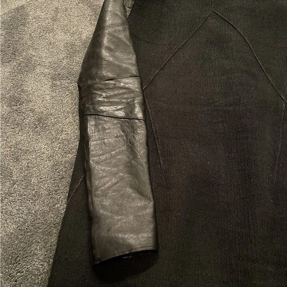 HELMUT LANG BLACK WILLOWED FELT LEATHER-SLEEVE COAT - Picture 9 of 9